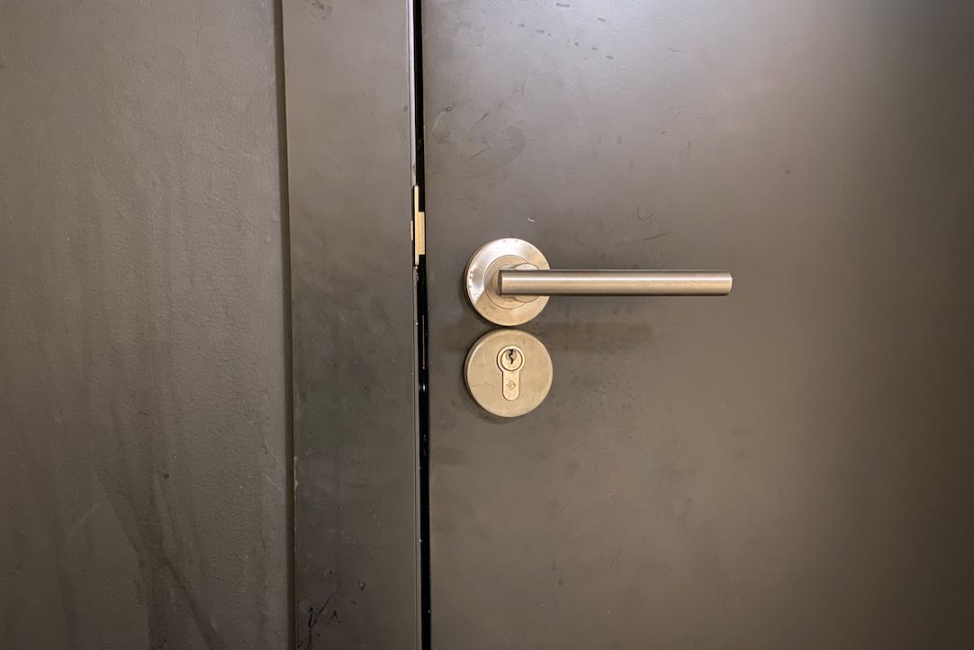 Puerta exterior. Acceso aseos y aseo accesible para PMR. Mecanismo Exterior