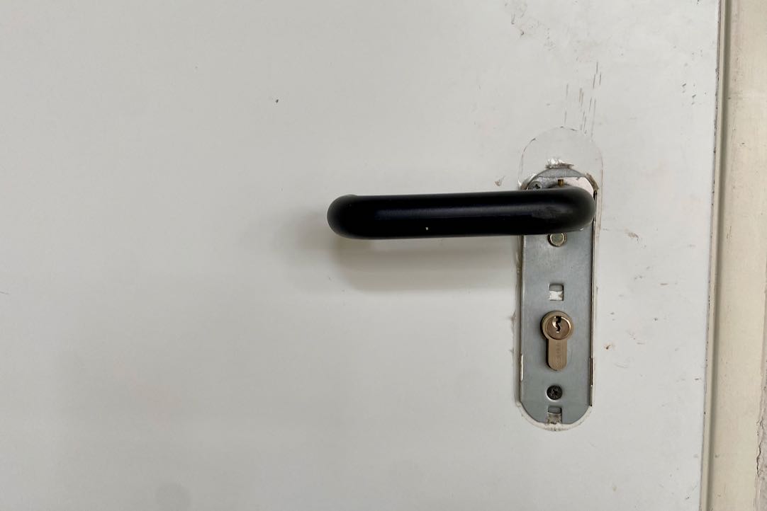 Puerta de acceso a planta. Mecanismo Exterior