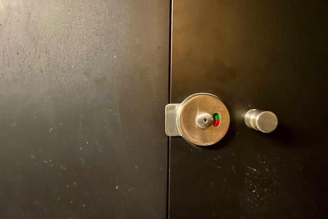 Puerta del aseo accesible para las PMR. Mecanismo exterior