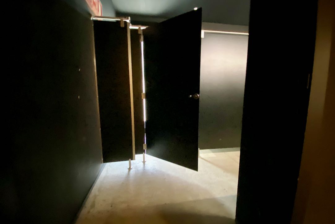 Puerta del aseo accesible para las PMR