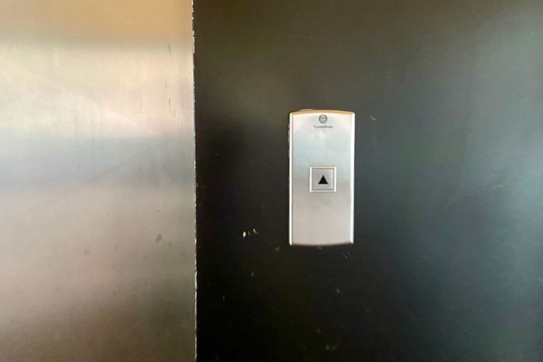 Acceso en planta. Botones de llamada