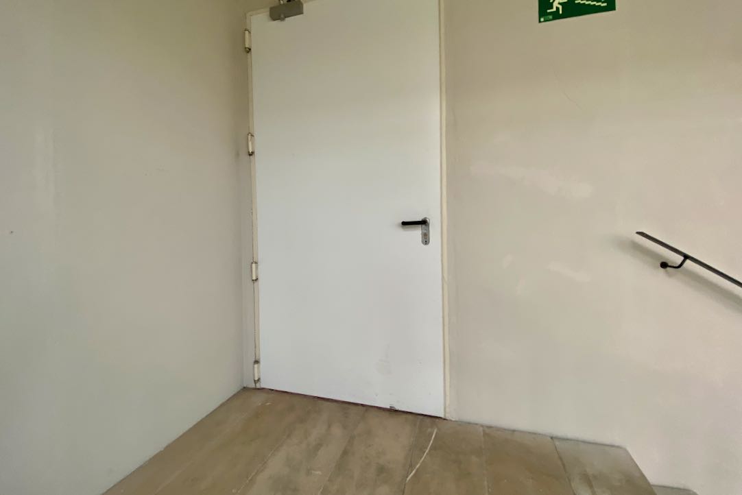 Puerta de acceso a planta