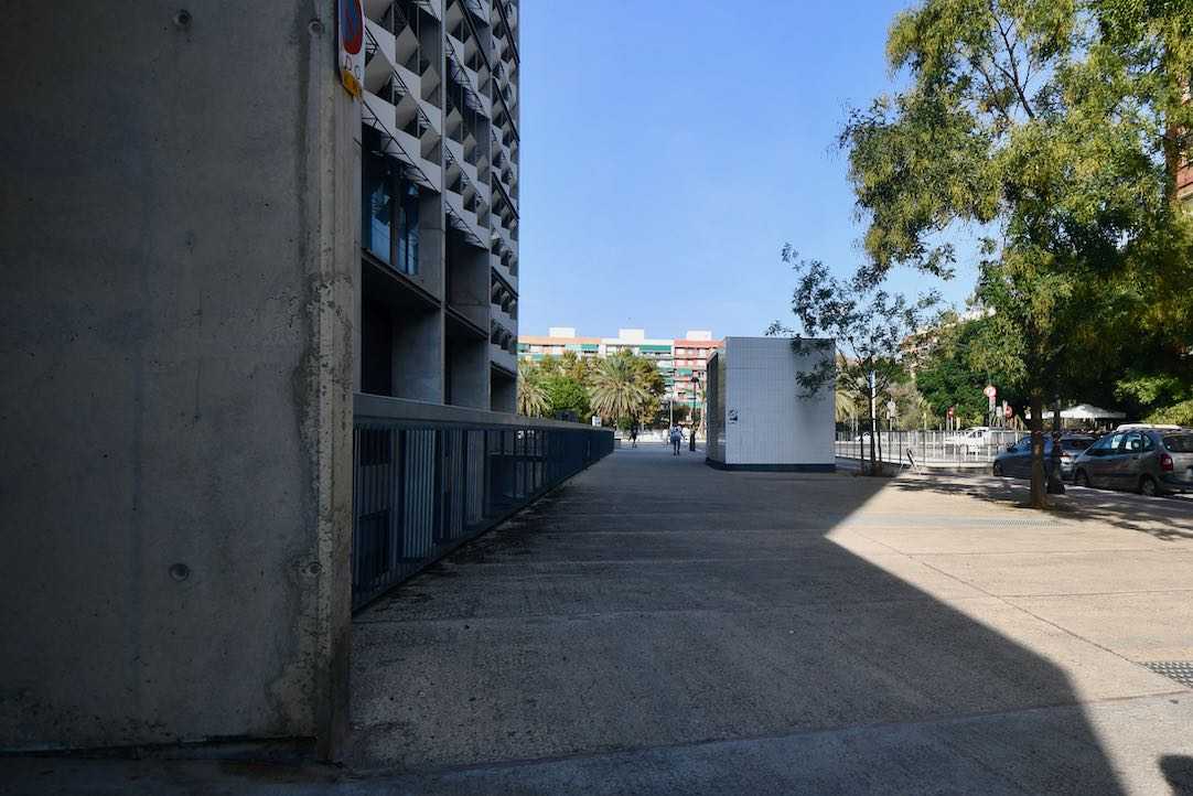 El acceso se encuentra en el exterior