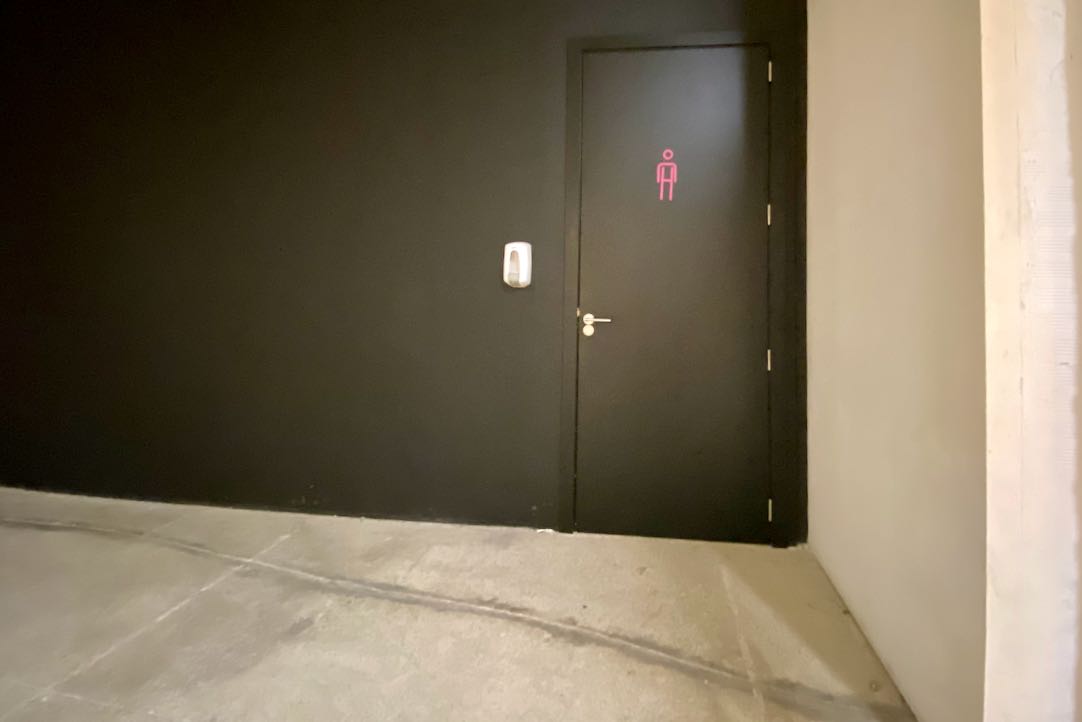 Puerta exterior. Acceso a aseos comunes y aseo accesible para PMR