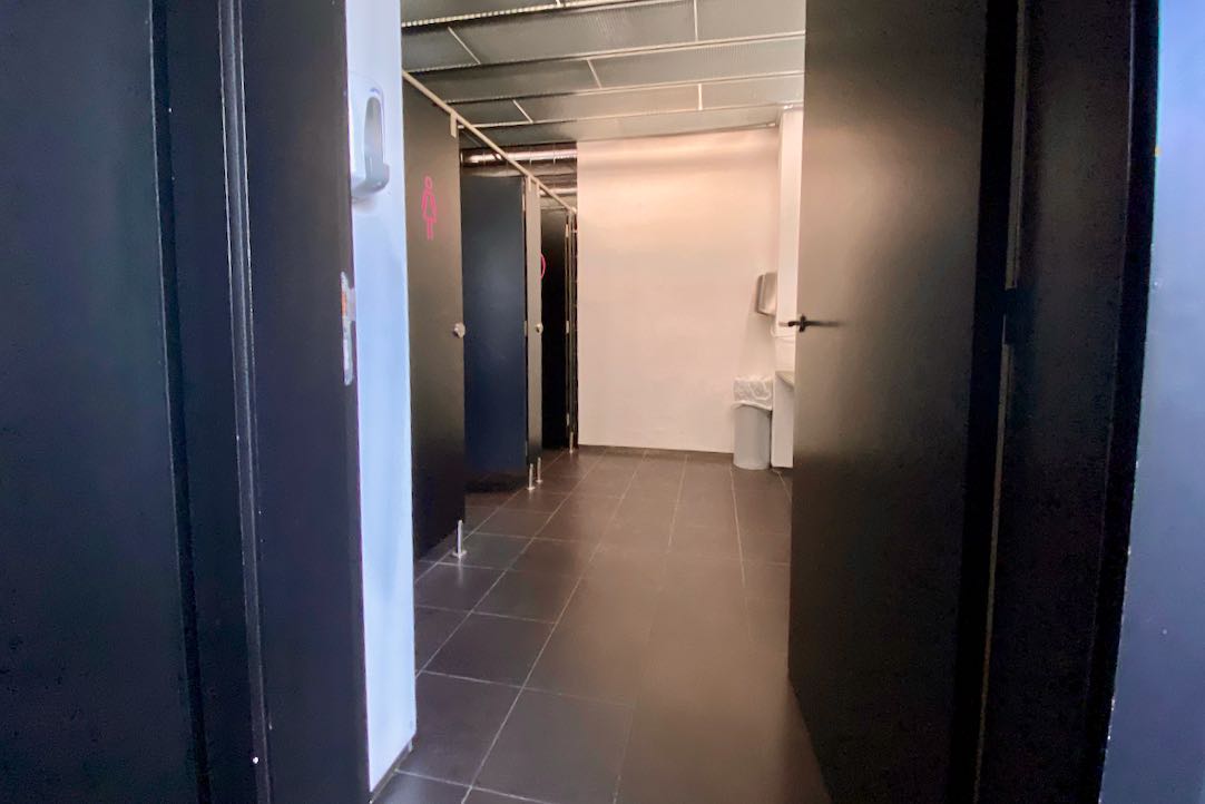 Puerta exterior de acceso a los aseos