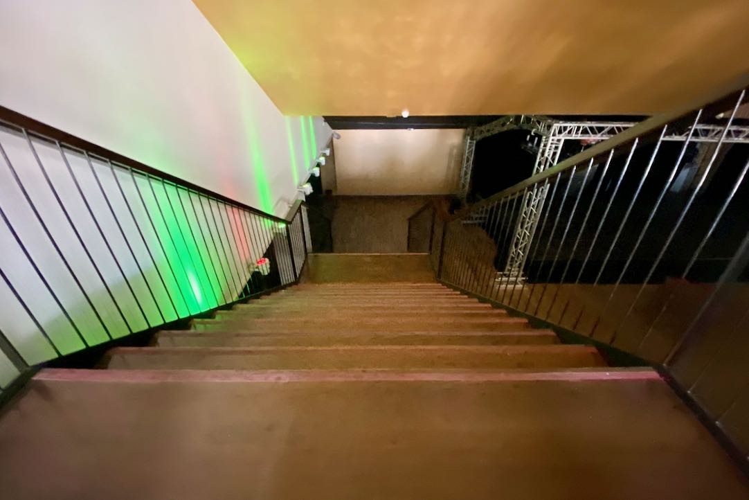 Público General. Escalera de acceso a RAMCLUB