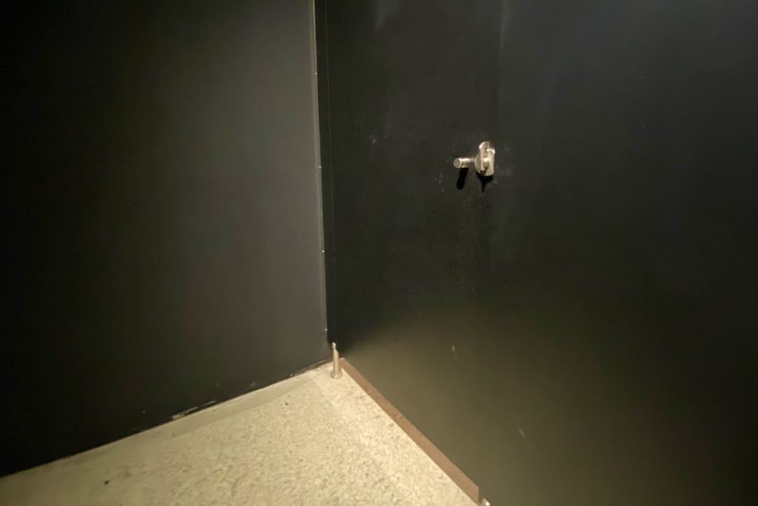 Vista desde el interior de la puerta del aseo accesible para PMR