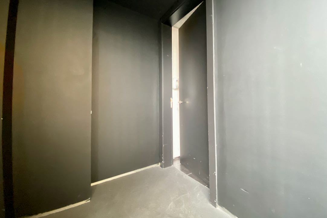 Puerta exterior de acceso a los aseos