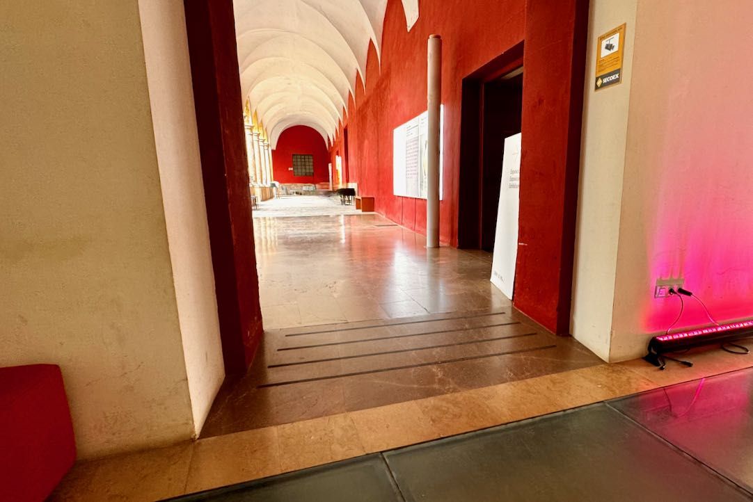 Paso entre Claustro Renacentista y accesos a Sala y aseos