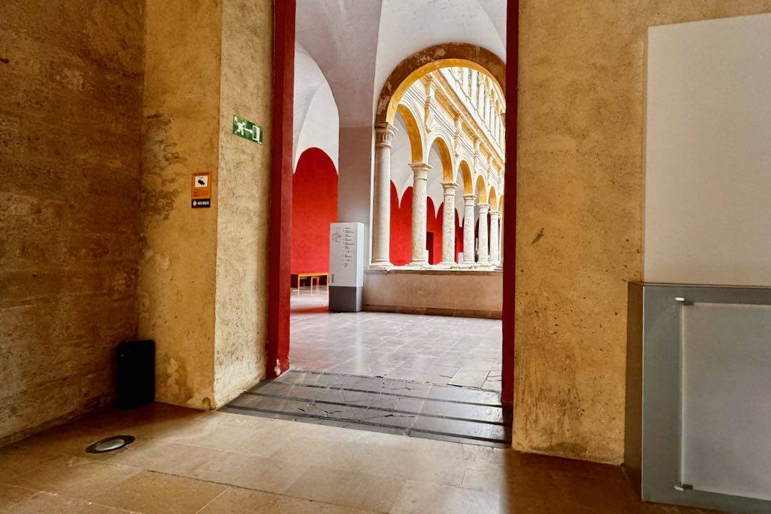 Paso entre Claustros