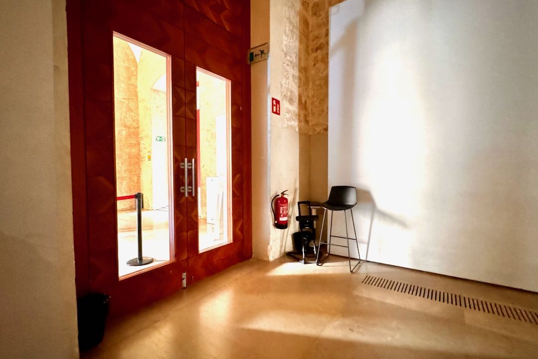 Sala Refectori. Puerta de acceso / salida