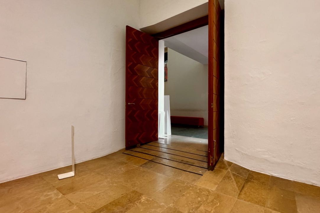 Paso entre Claustro Renacentista y accesos a Sala y aseos