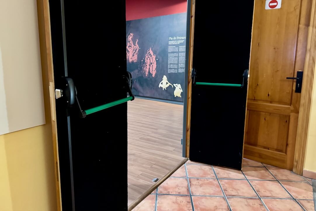 Puerta de acceso a la sala