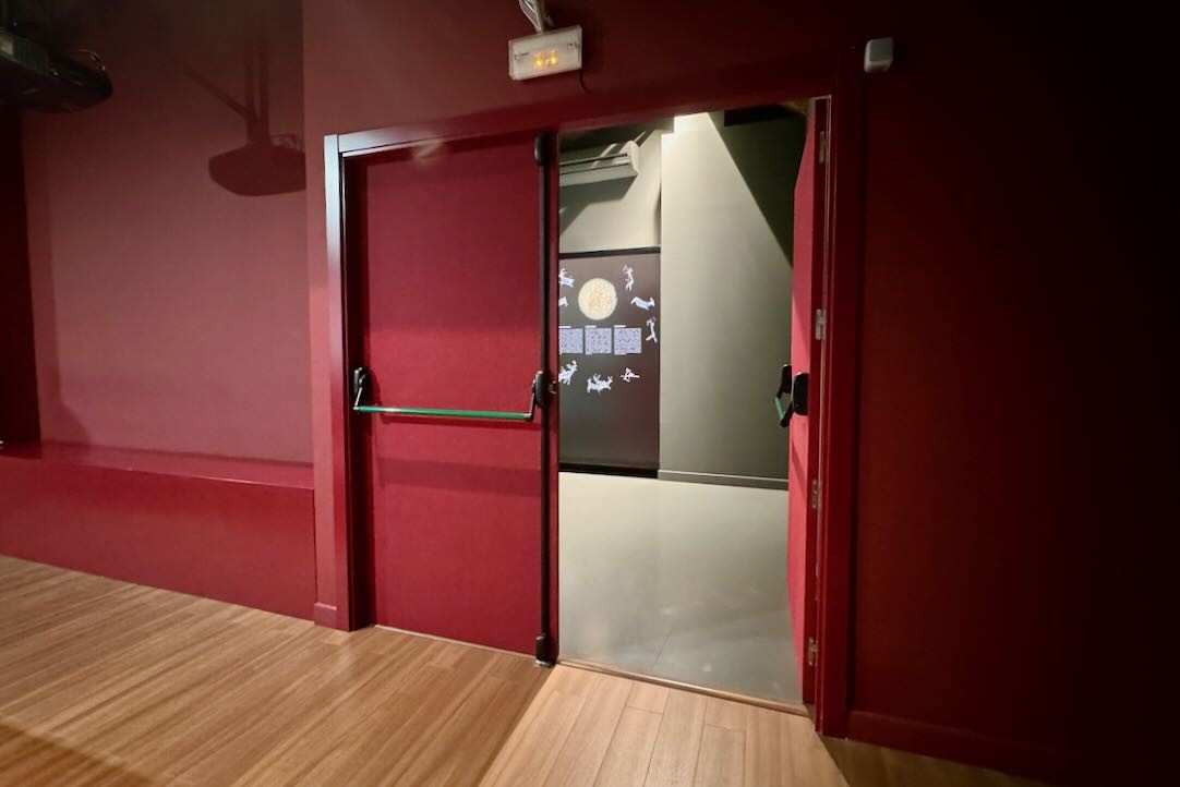 Puerta de acceso a la sala