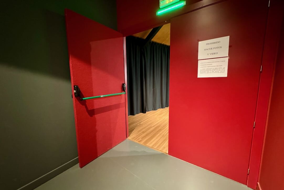 Puerta de acceso a la sala