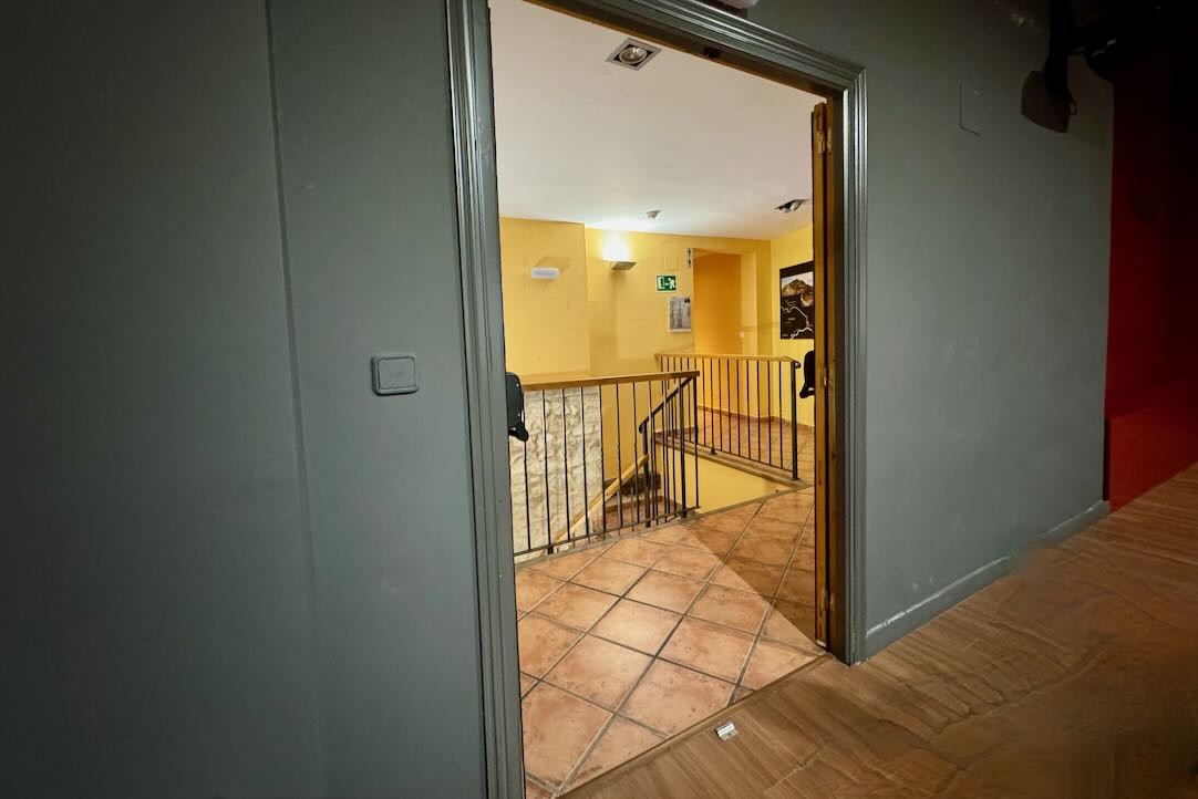 Puerta de acceso a la sala