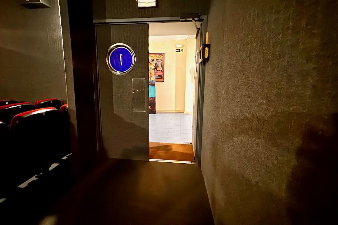 Sala 1. Puerta de Acceso y Salida