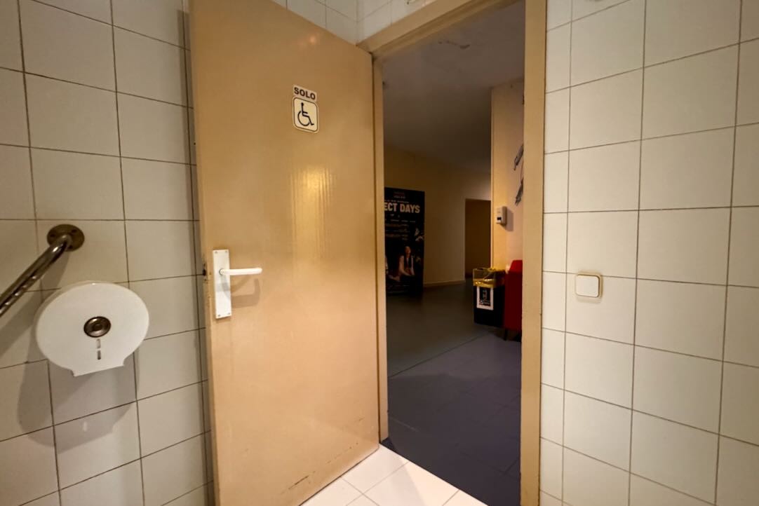 Puerta del aseo accesible
