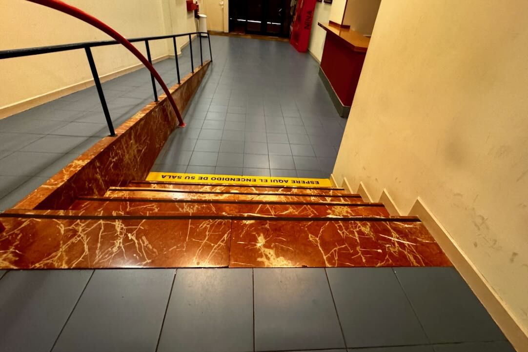 Escalera del vestíbulo principal. Acceso a salas