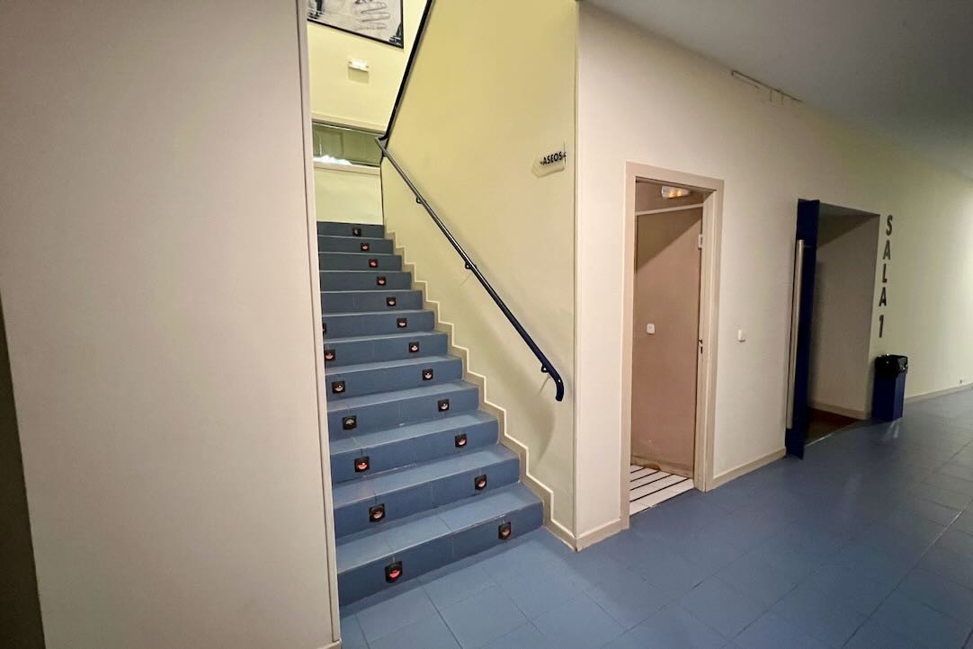Escalera de acceso a aseos generales