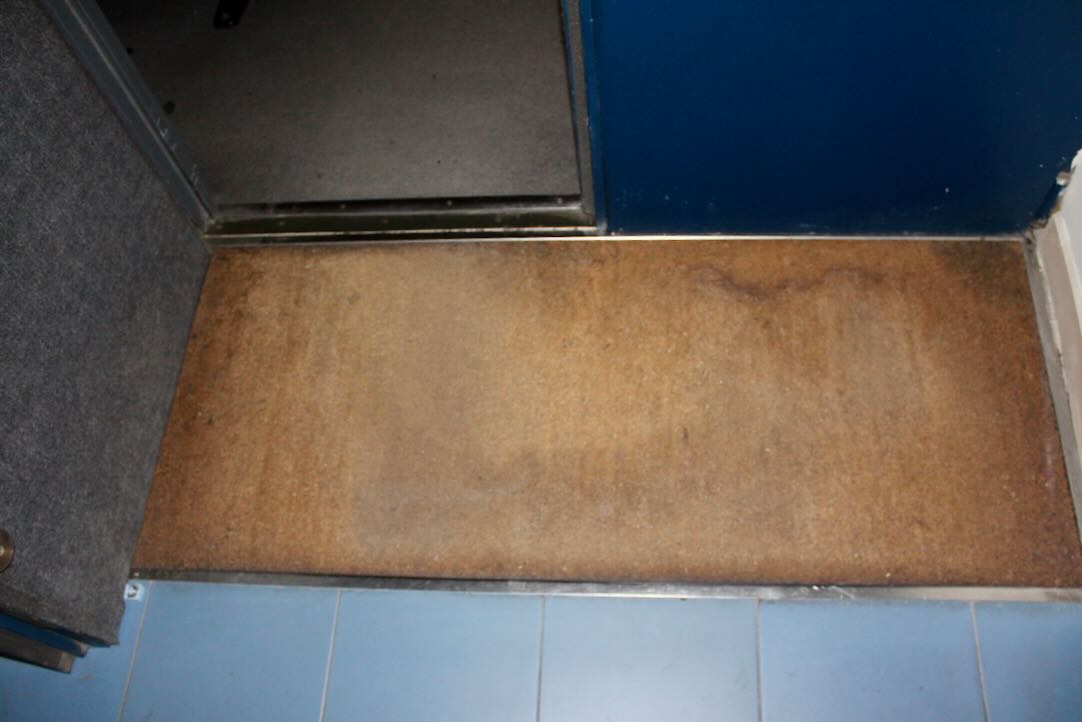 Sala 5. Puerta de Acceso y Salida. Moqueta en el umbral.