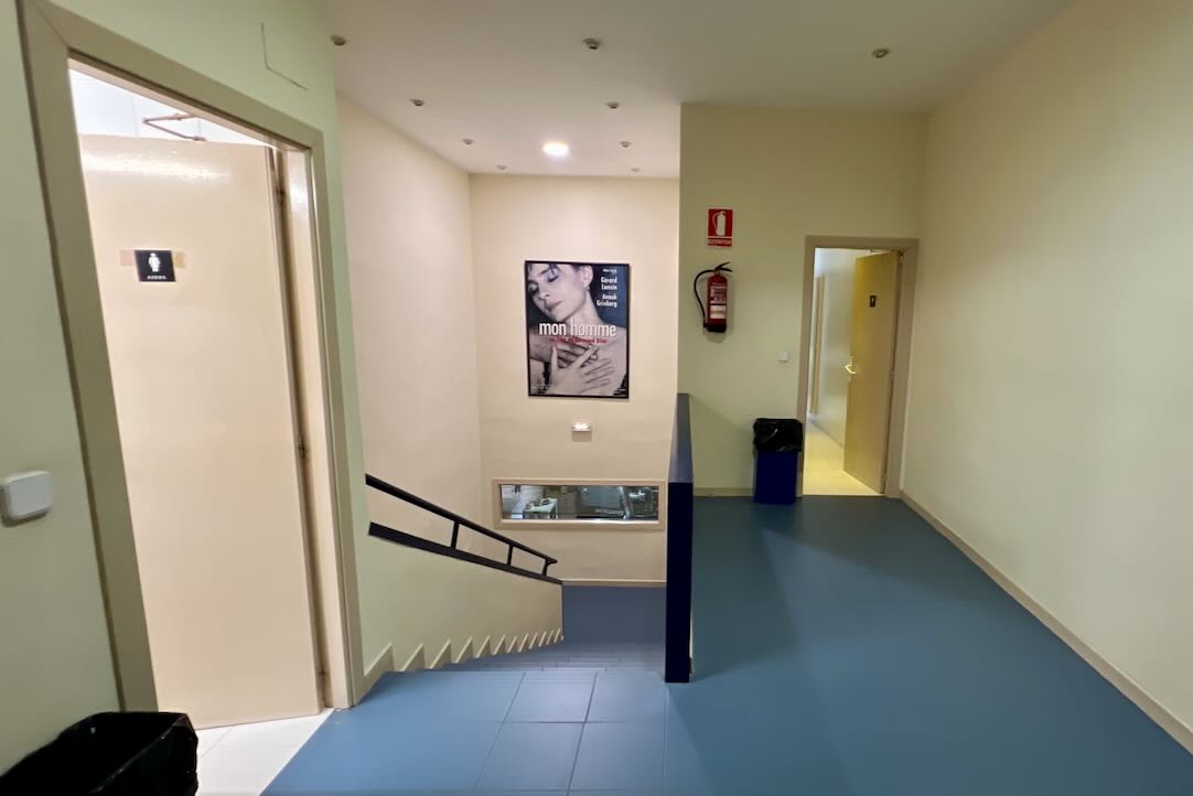 Escalera de acceso a aseos generales