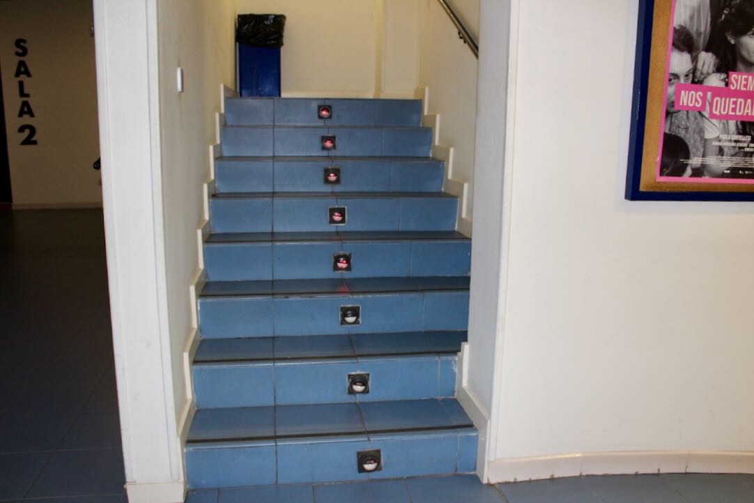 Escalera de acceso a aseos generales