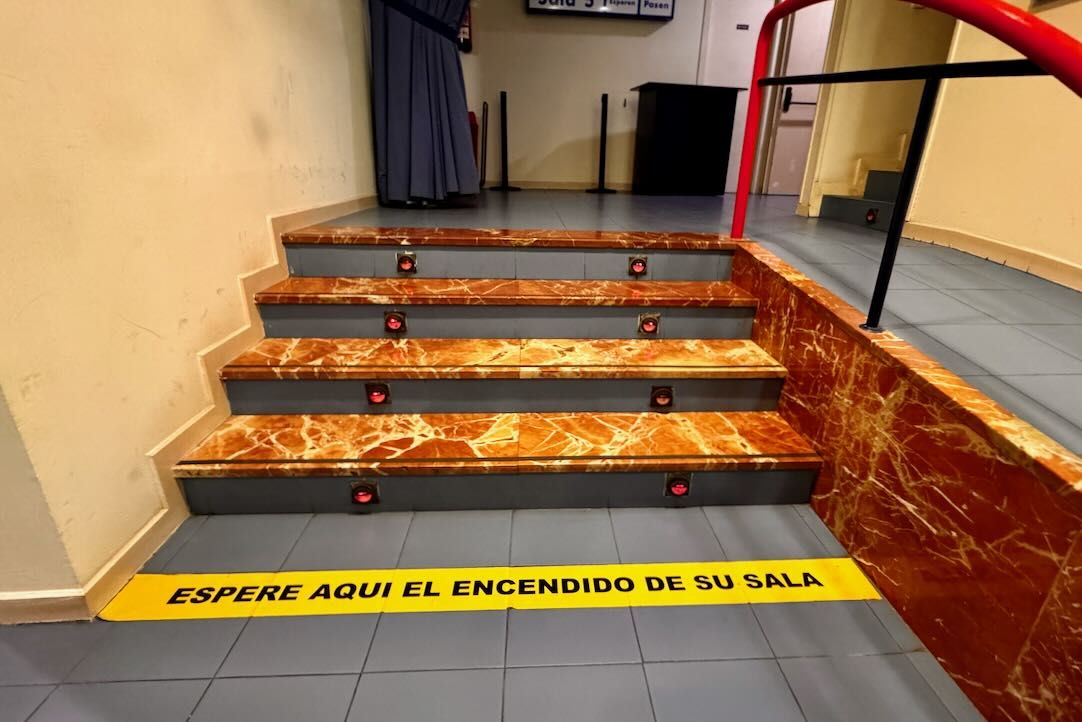 Escalera del vestíbulo principal. Acceso a salas