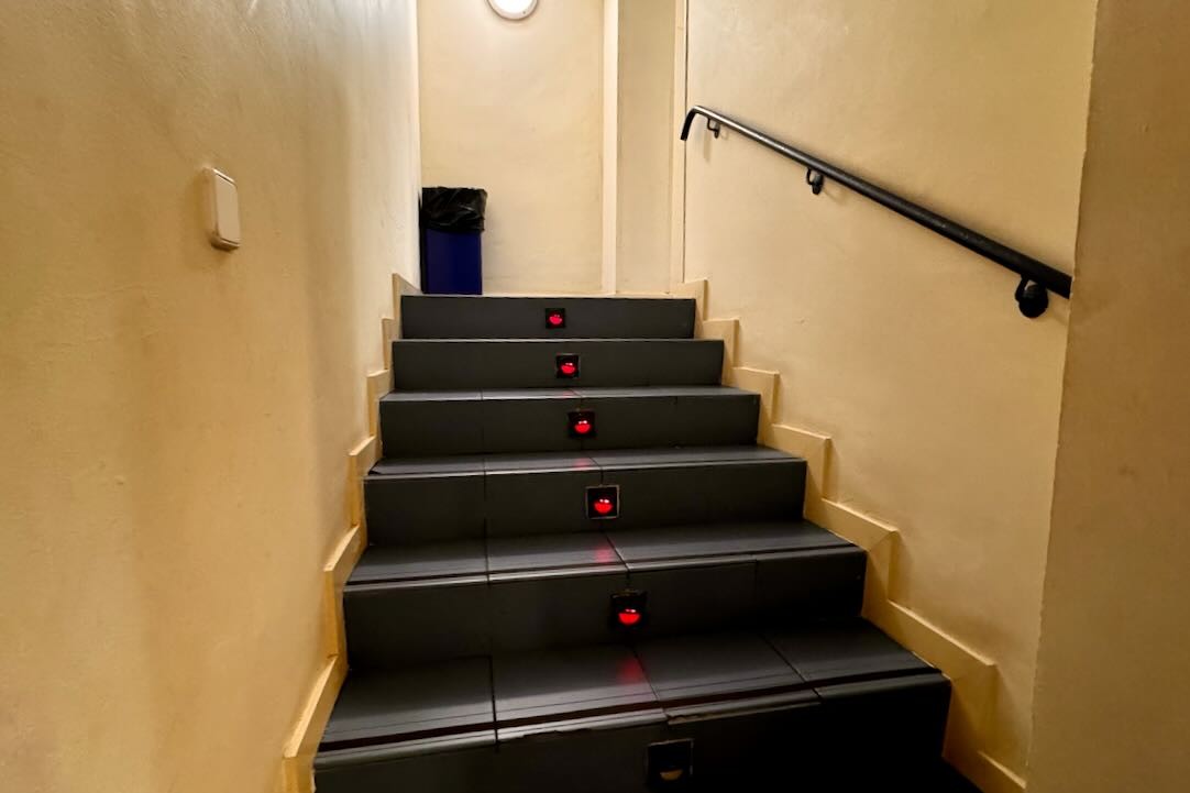 Escalera de acceso a aseos generales
