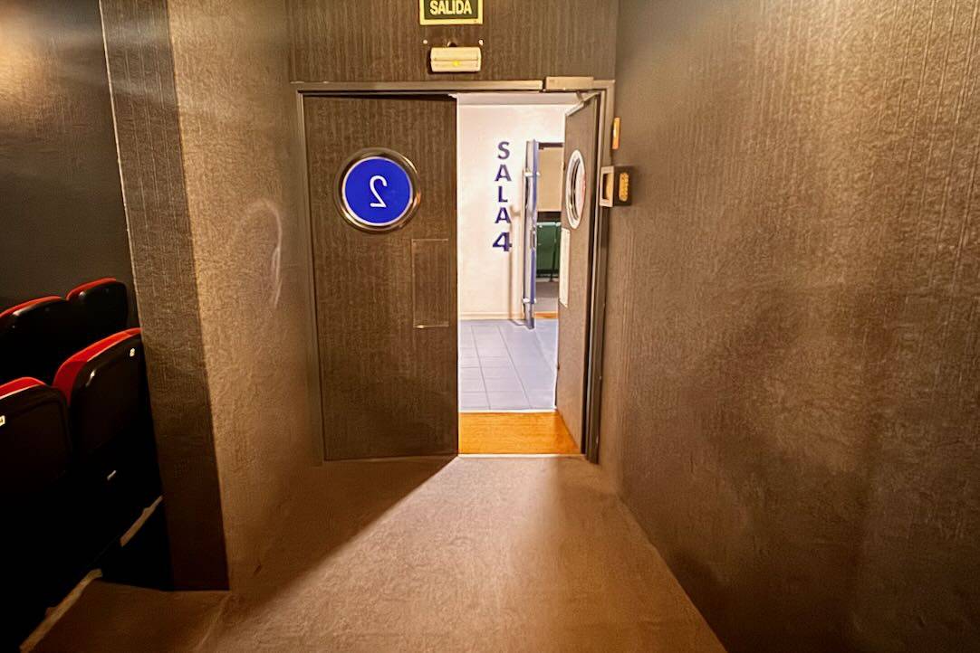 Sala 2. Puerta de Acceso y Salida
