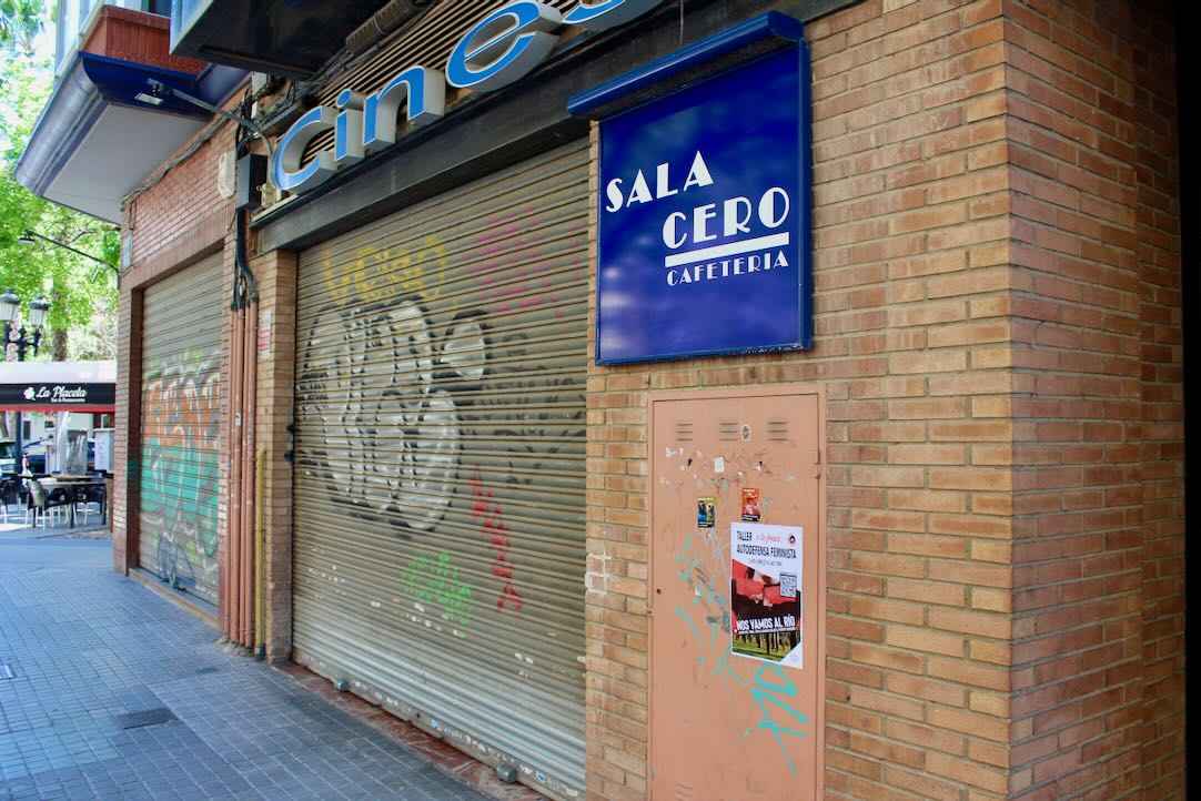 Puerta de la cafetería desde la calle