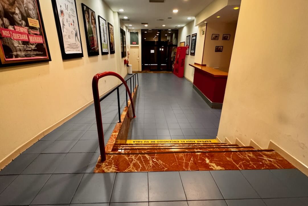 Escalera del vestíbulo principal. Acceso a salas