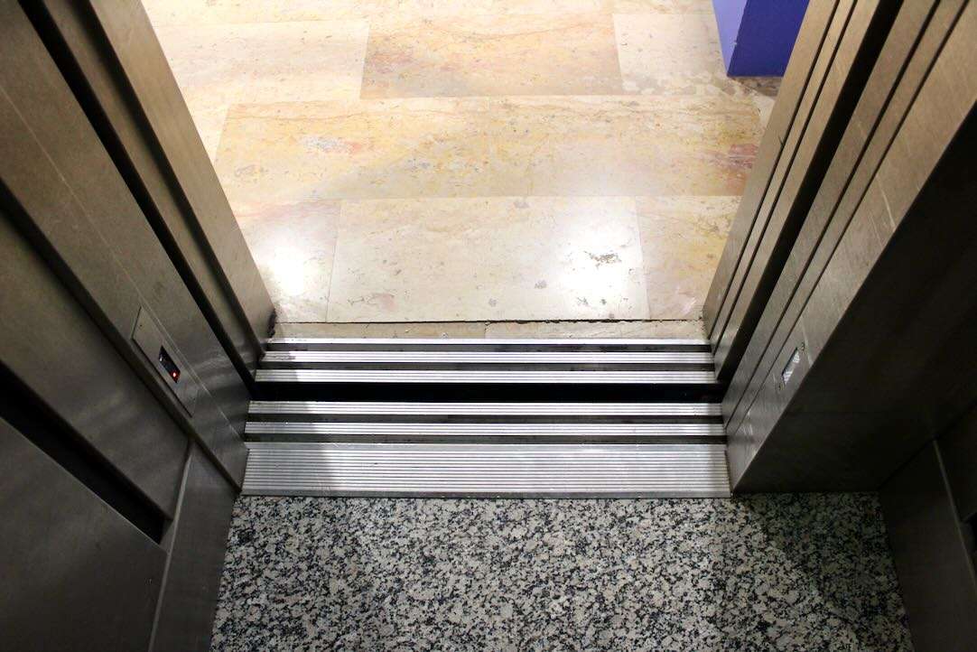 Ascensor de acceso a las salas del nivel inferior