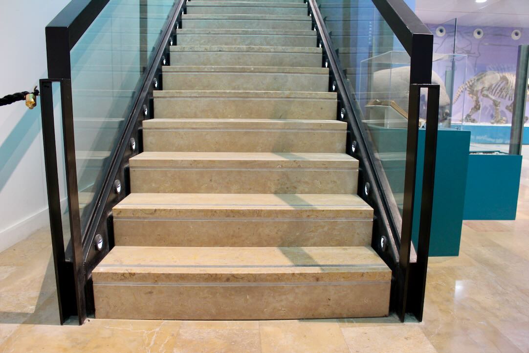 Escaleras de acceso a las salas del nivel inferior