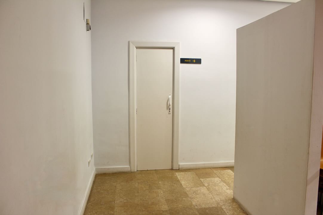 Pasillo de acceso a los aseos para las PMR