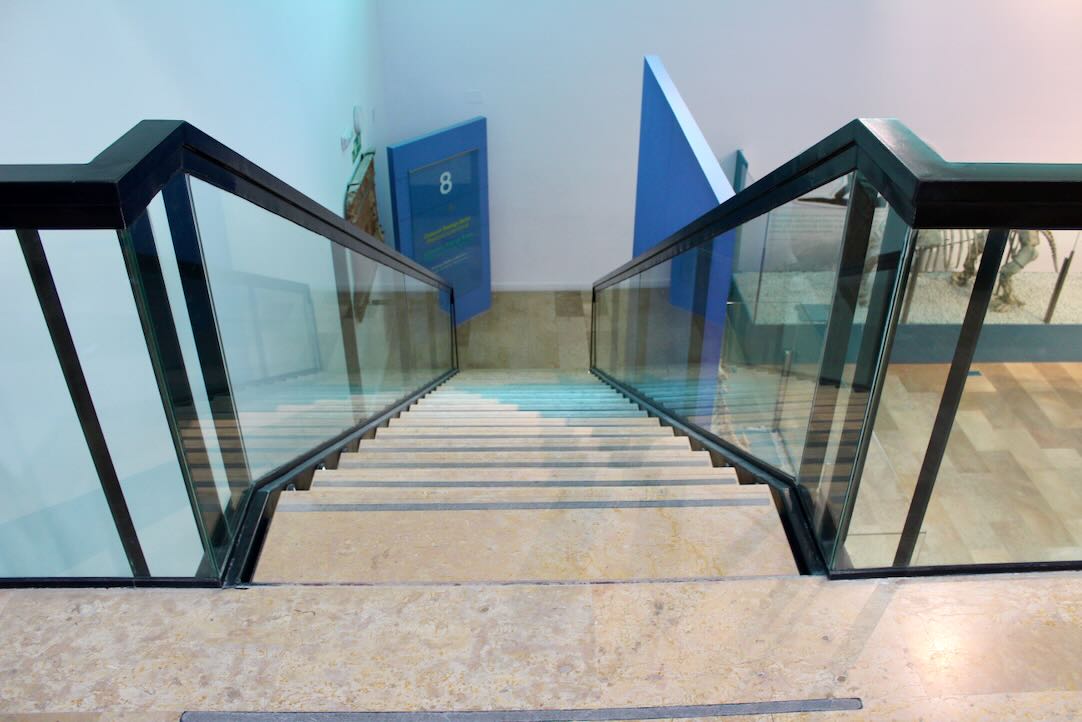 Escaleras de acceso a las salas del nivel inferior