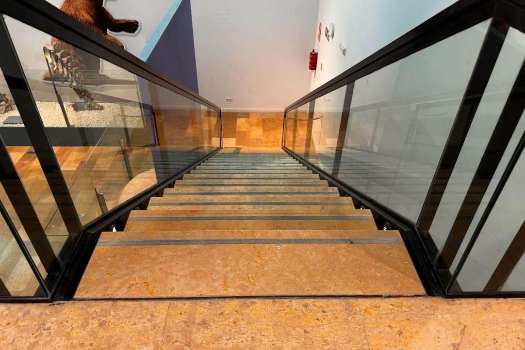 Escalera de acceso al nivel inferior