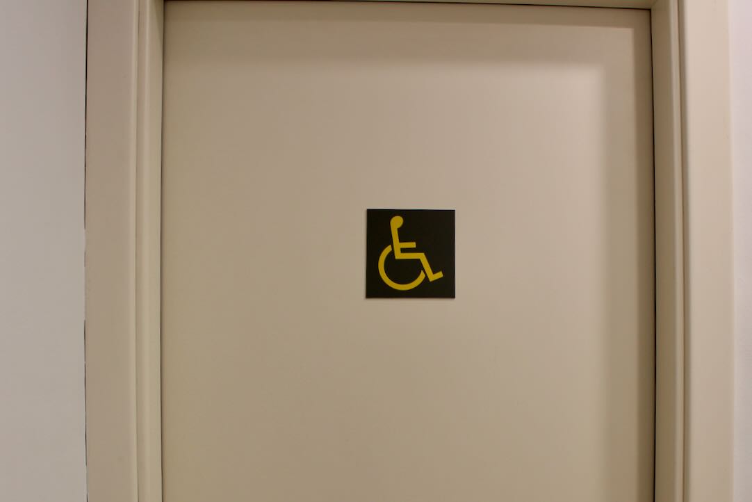 Señalización de la puerta del aseo PMR