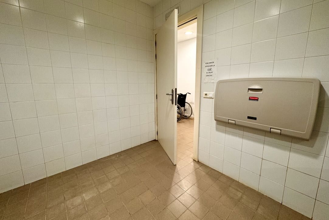 Vista de la puerta desde el interior del aseo accesible