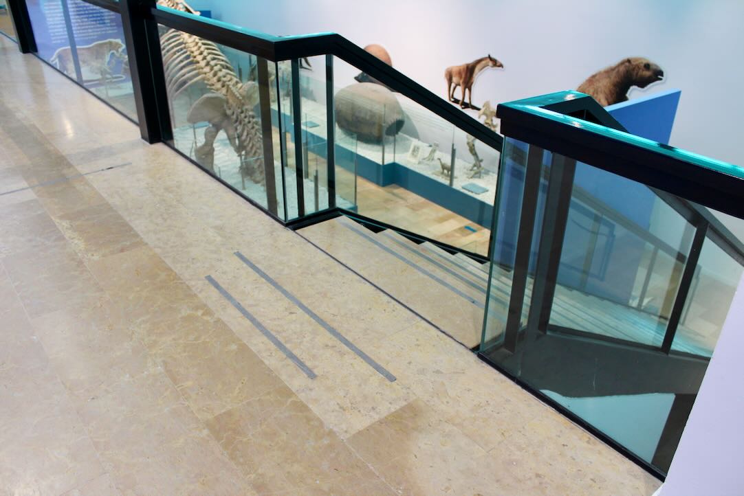 Escaleras de acceso a las salas del nivel inferior