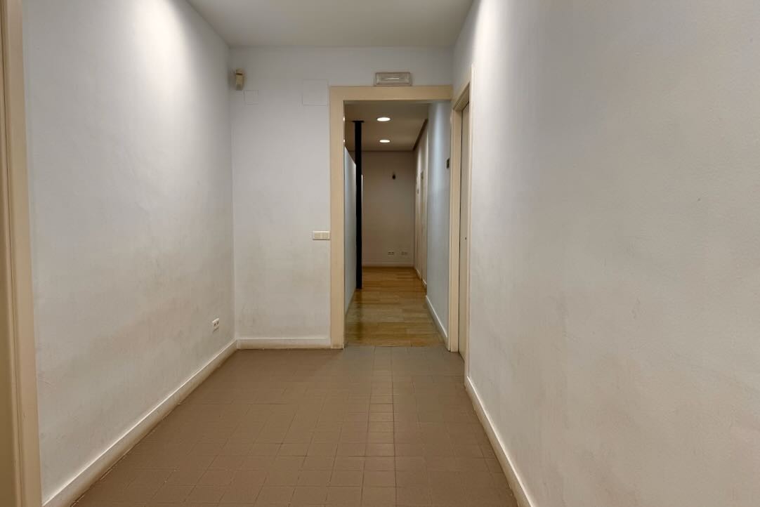 Pasillo de acceso a los aseos para las PMR