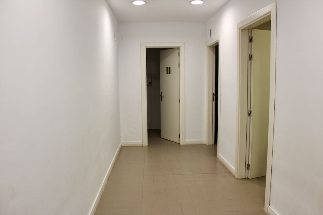 Pasillo de acceso a los aseos para las PMR