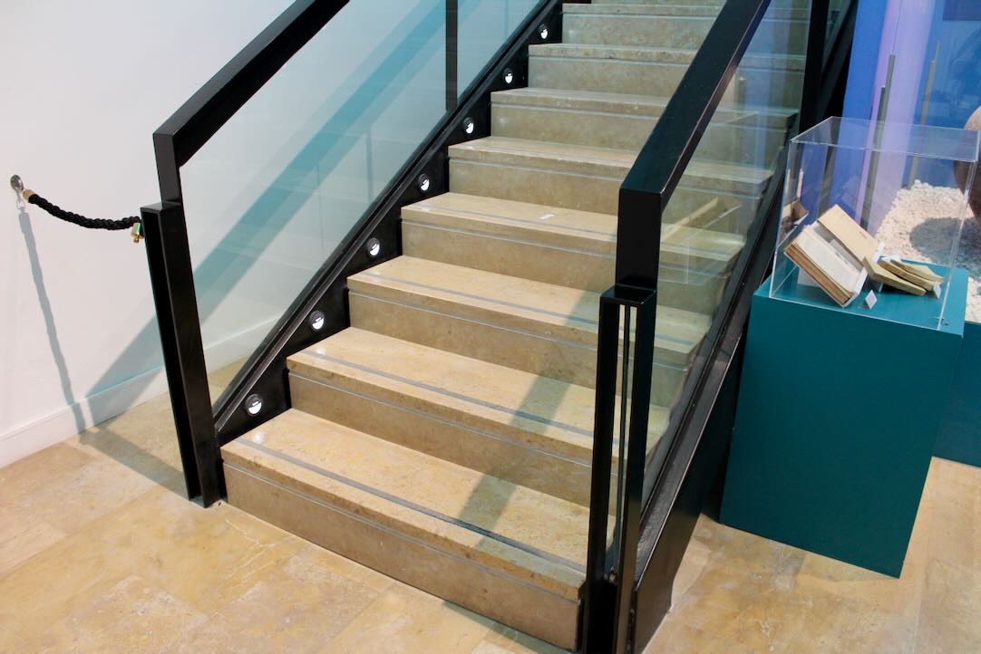 Escaleras de acceso a las salas del nivel inferior