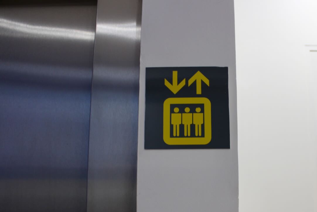 Ascensor de acceso a las salas del nivel inferior