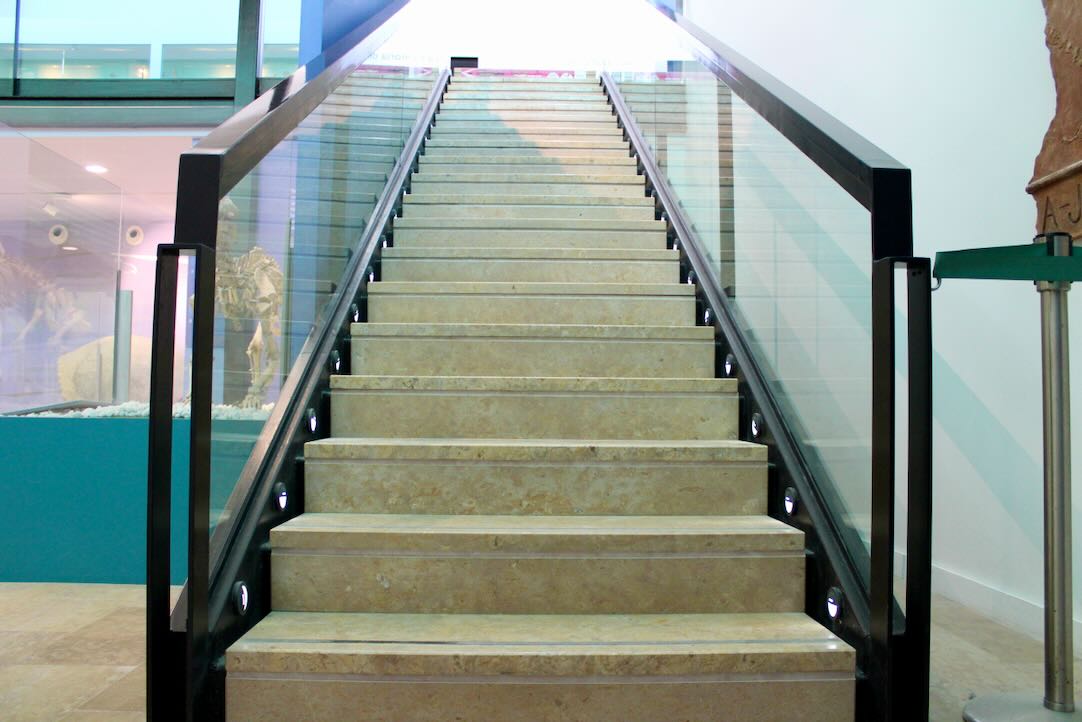 Escaleras de acceso a las salas del nivel inferior