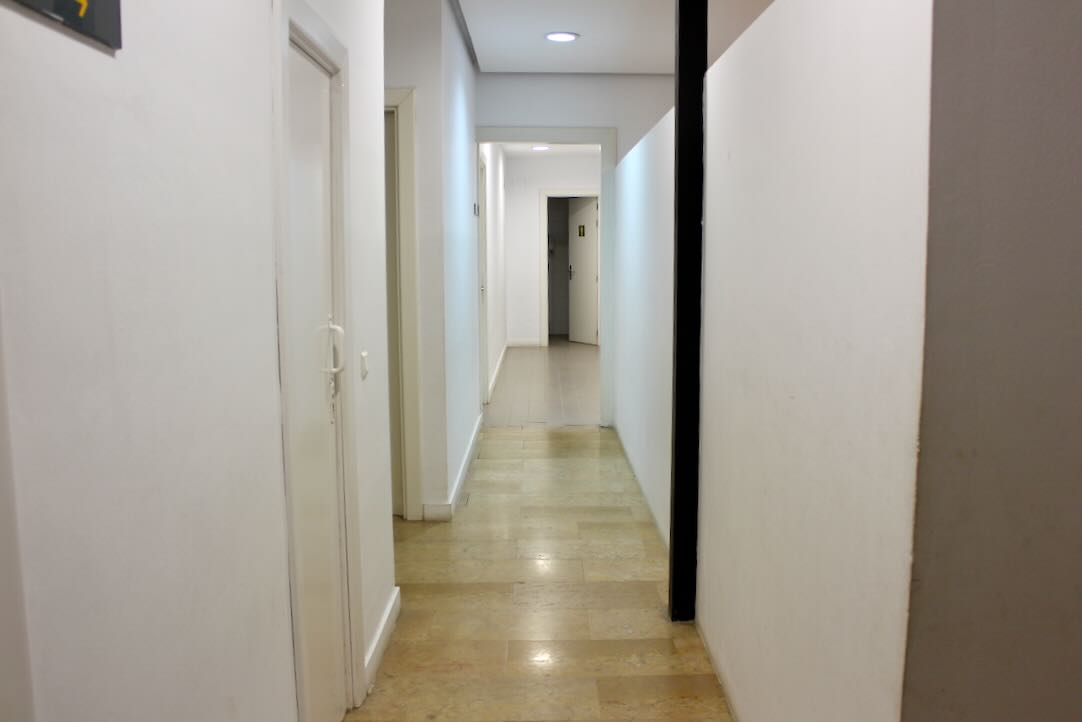 Pasillo de acceso a los aseos para las PMR