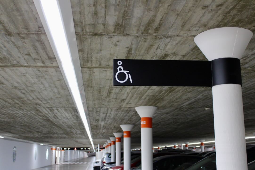Señalización de las plazas para vehículos autorizados que transportan PMR