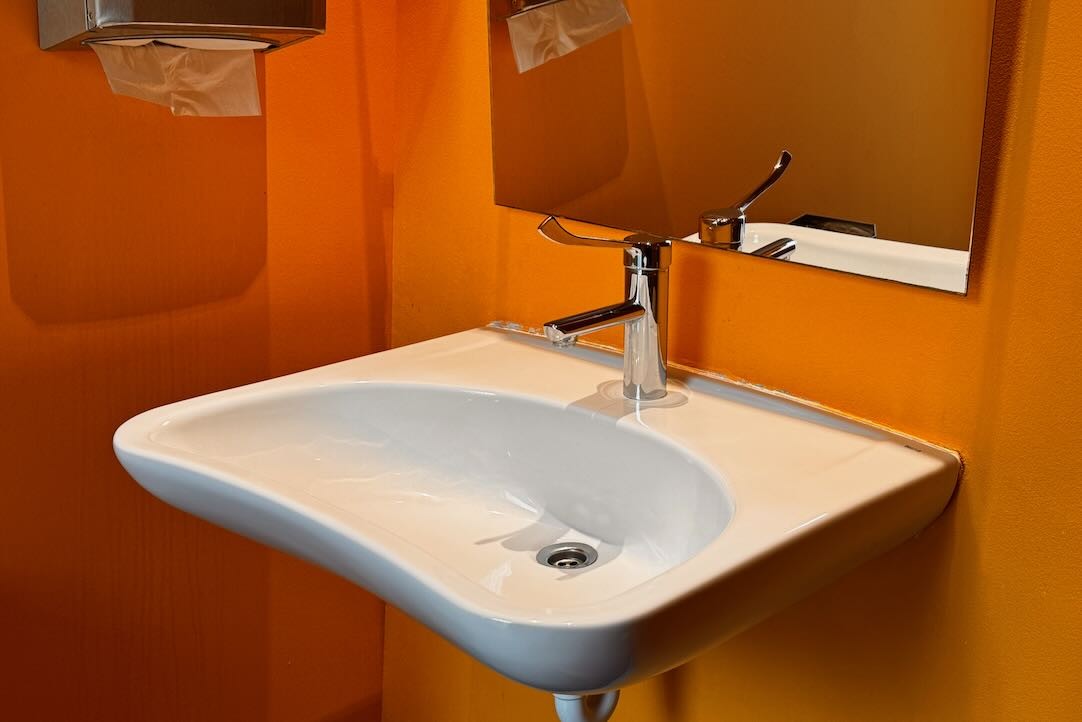 Aseo accesible para hombres. Lavabo