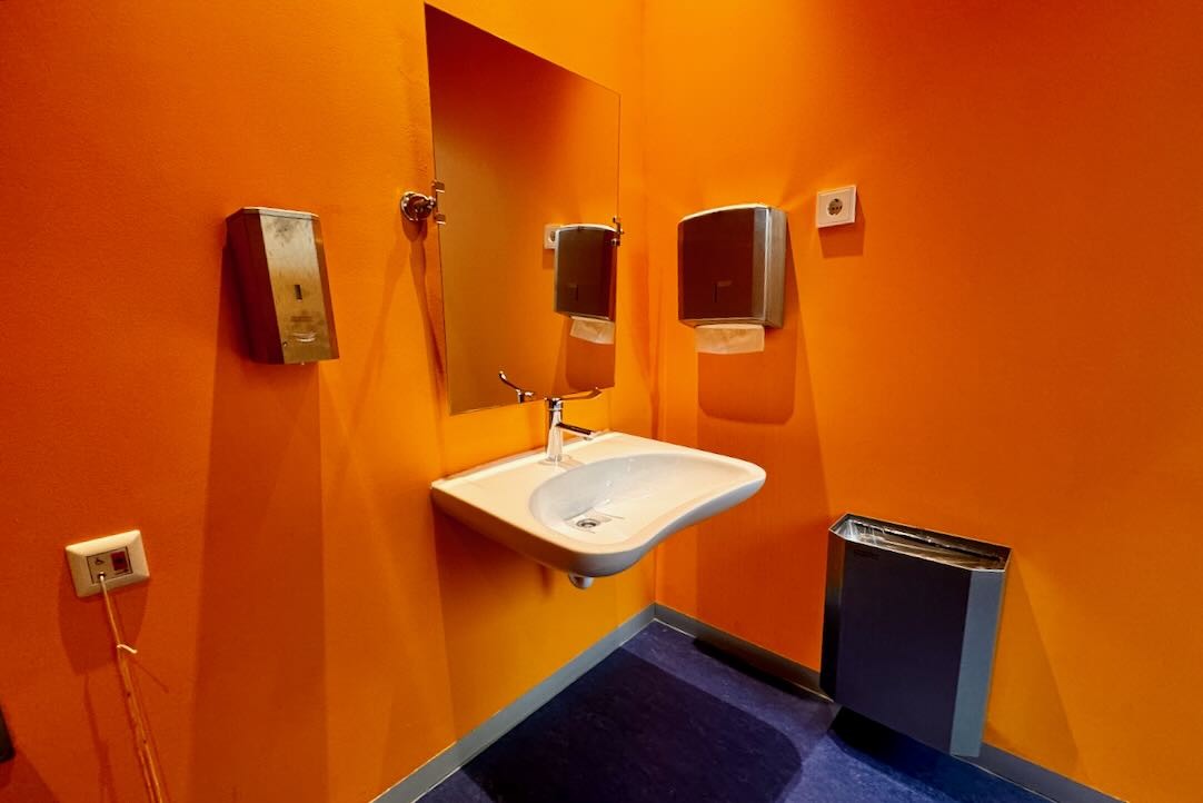Aseo accesible para mujeres. Lavabo