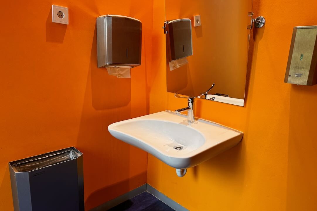 Aseo accesible para hombres. Lavabo